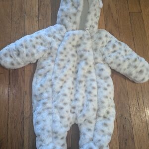 🤩$5 WHEN BUNDLED🤩Cozy White and Gray Faux Fur Baby Snowsuit